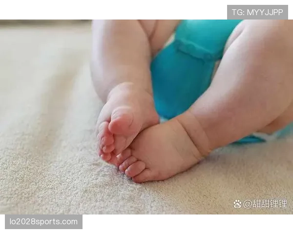 丁霞训练完直接瘫地上啃香蕉，这自律狠人连吃零食都像在补给