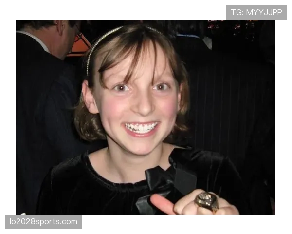 刚看到凯蒂·莱德基推着一车便当盒出馆，画面绝了