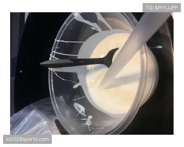 张玉宁家冰箱里塞满蛋白粉，连饮料都是无糖的