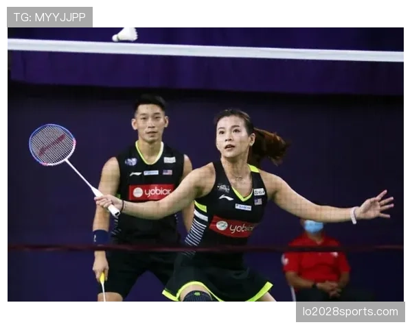 掌敏洁训练完随手啃蛋白棒的样子，真不像拿过奥运奖牌的人